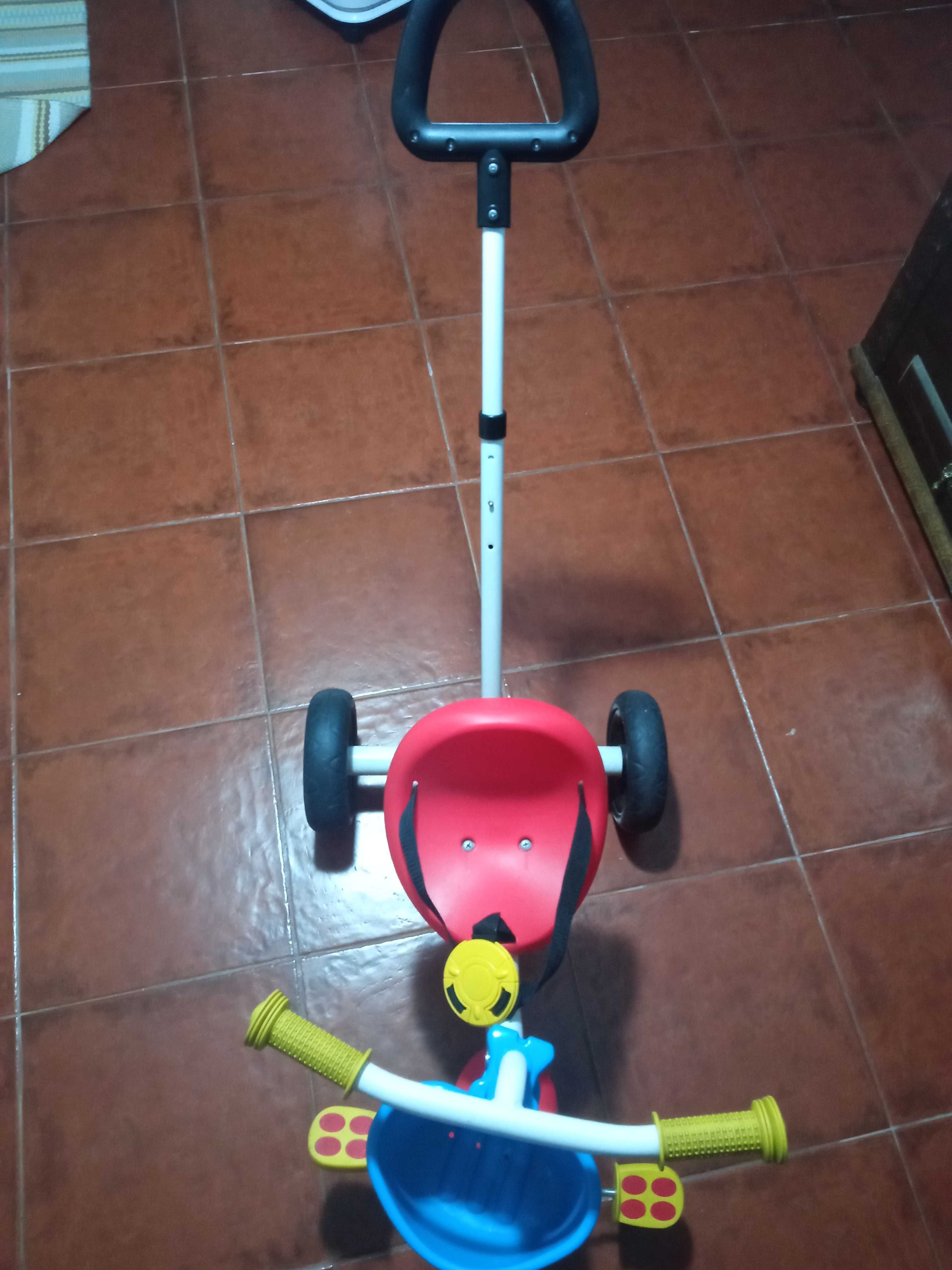 Triciclo CHICCO emotimo estado e com pouquíssimo uso.