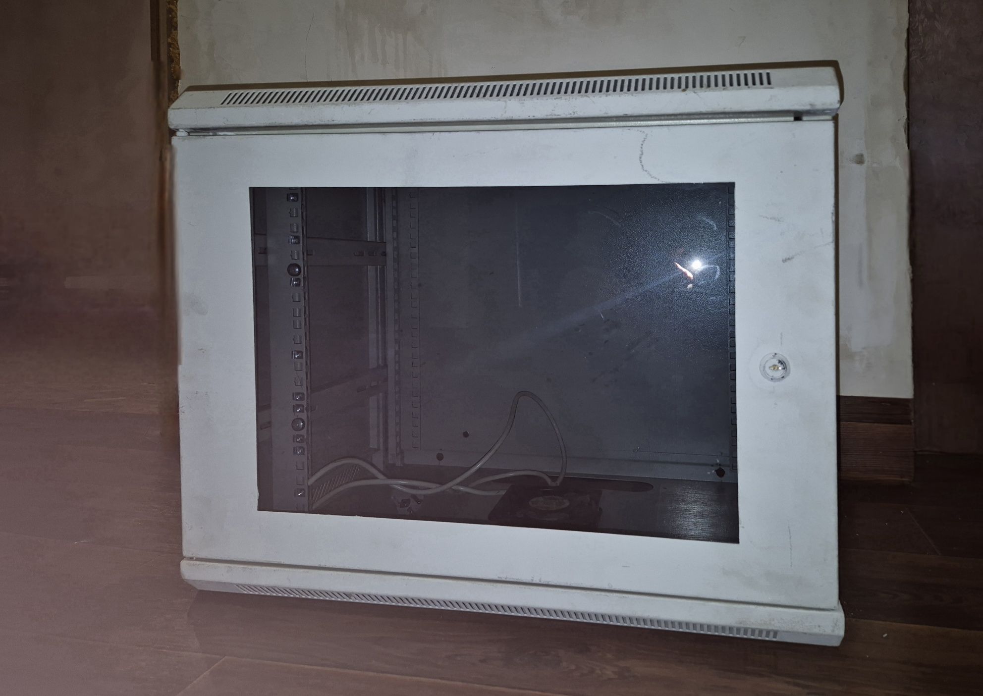 Серверна шафа 9U типу EServer або Hypernet