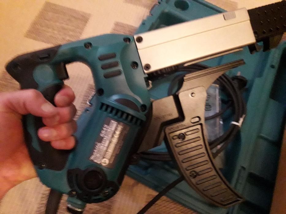 Wkrętarka z magazynkiem 470W MAKITA 6842