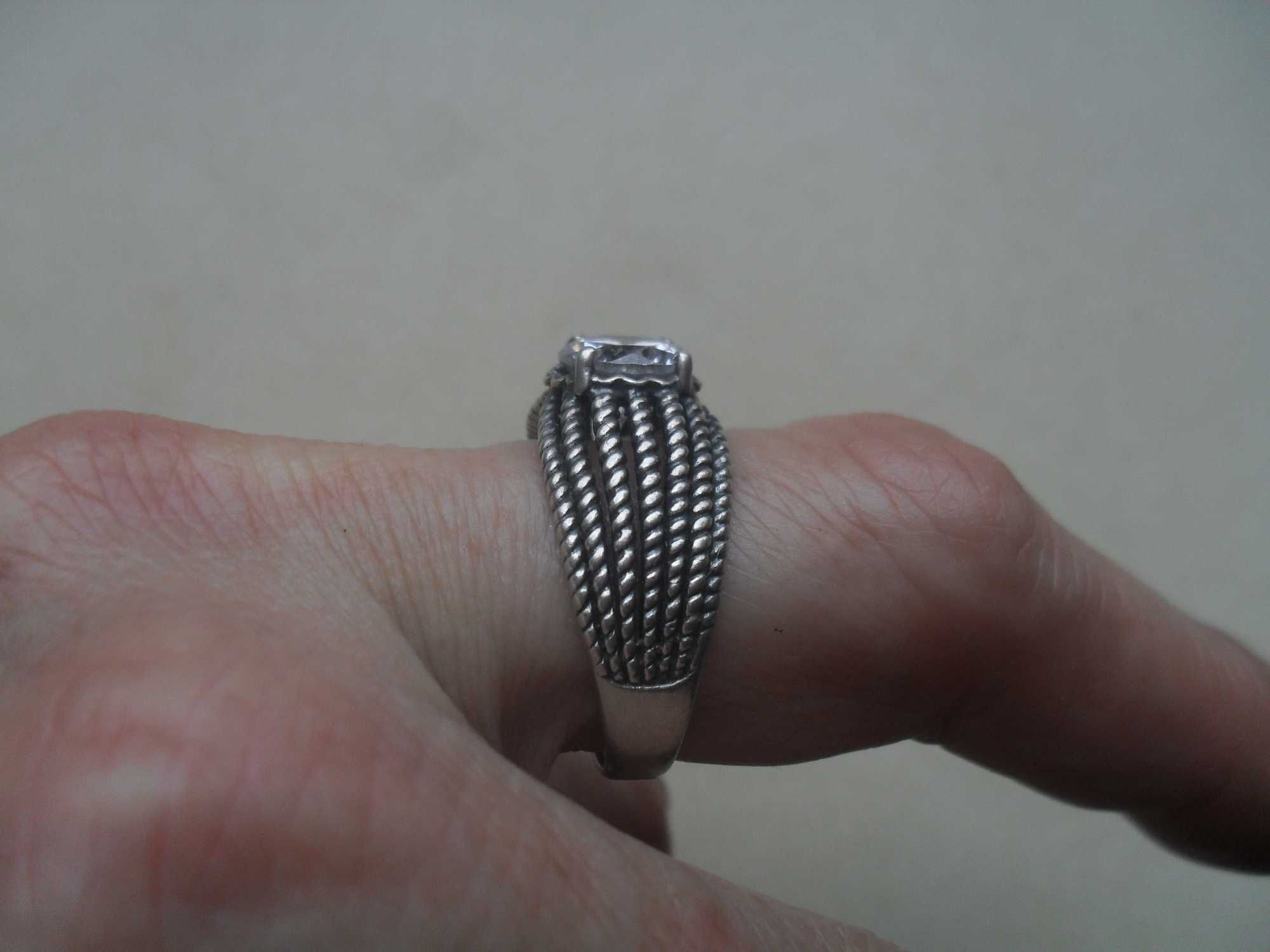Srebrny pierścionek - kryształ z ozdobnymi pręcikami Cena ost