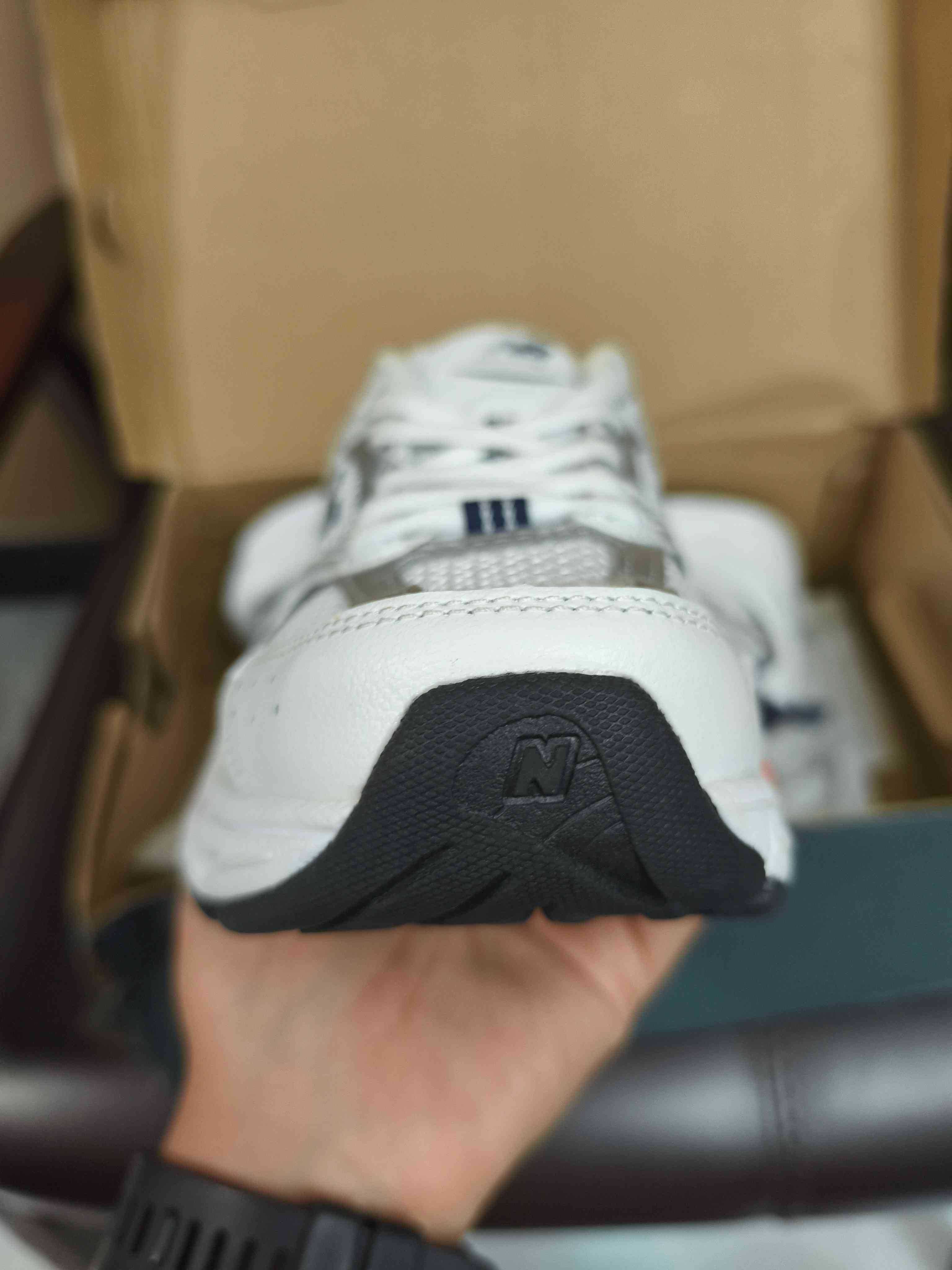 New Balance 530, damskie białe i szare trampki, rozmiar 37