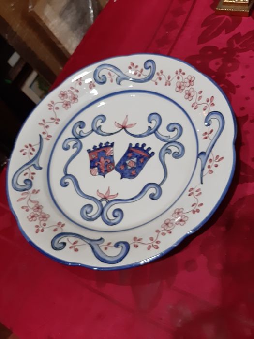 Prato em cerâmica com dois brasões
