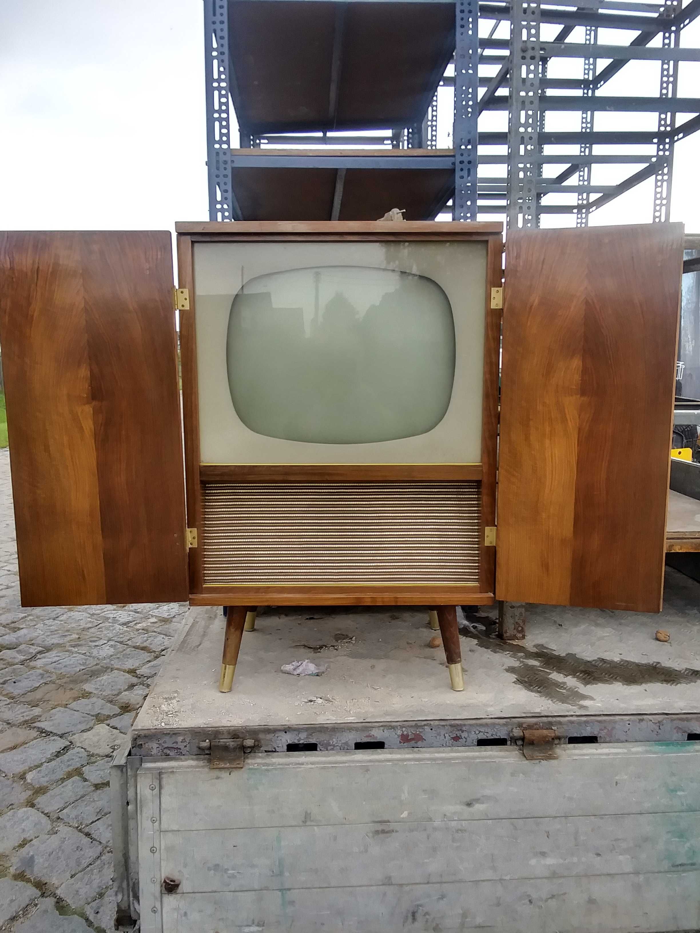 Stary telewizor w szafce