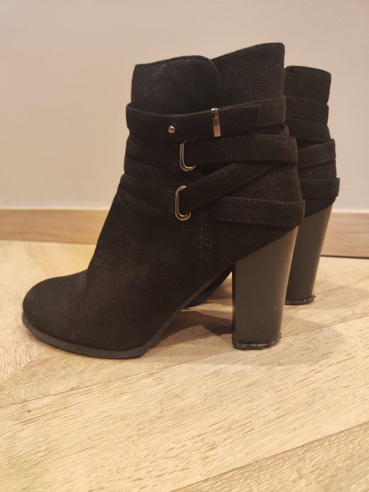 Czarne zapinane botki
