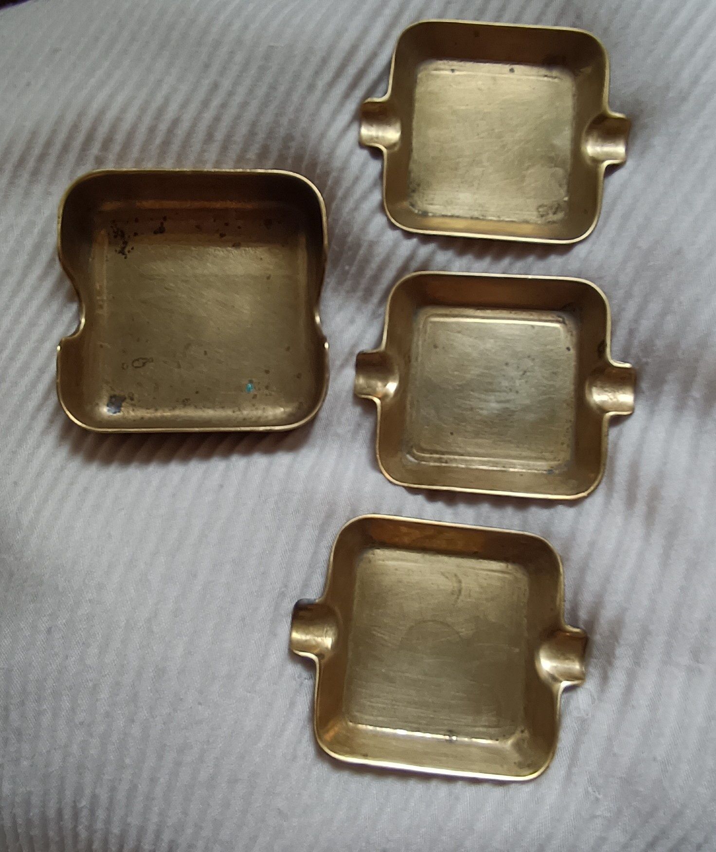 Conjunto de 4 cinzeiros quadrados em latão da 1 metade do séc. XX