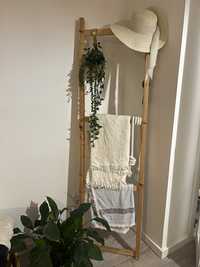 Escadote decorativo com planta e vaso