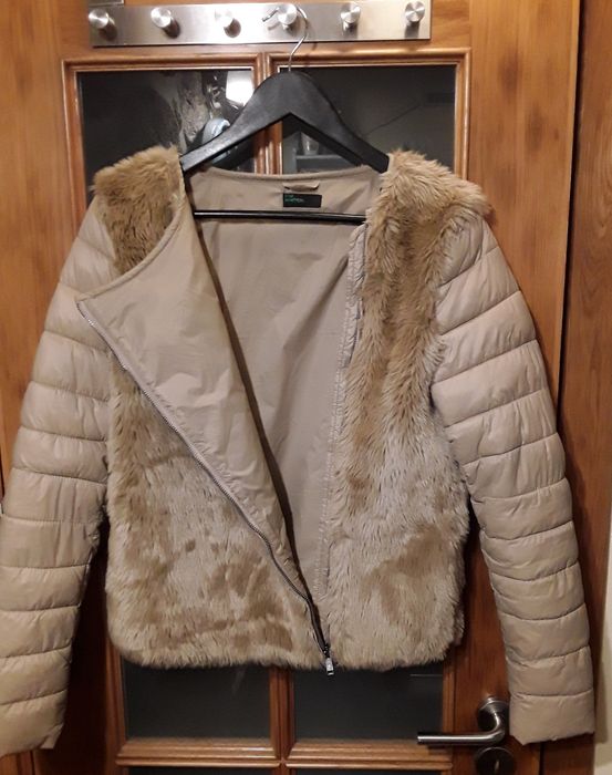Jaqueta acolchoada bege com pelo sintético Stile Benetton, tamanho 44