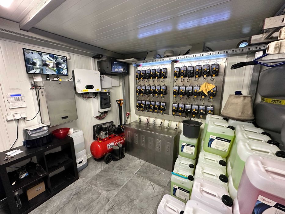 Автомойка самообслуживания в Варшаве с землей, Польша