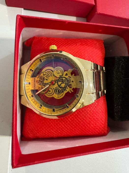 Relógio luxo dourado