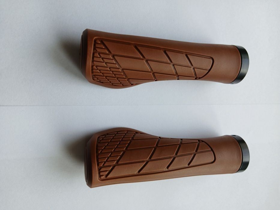 gripy chwyty brązowe lub czarne