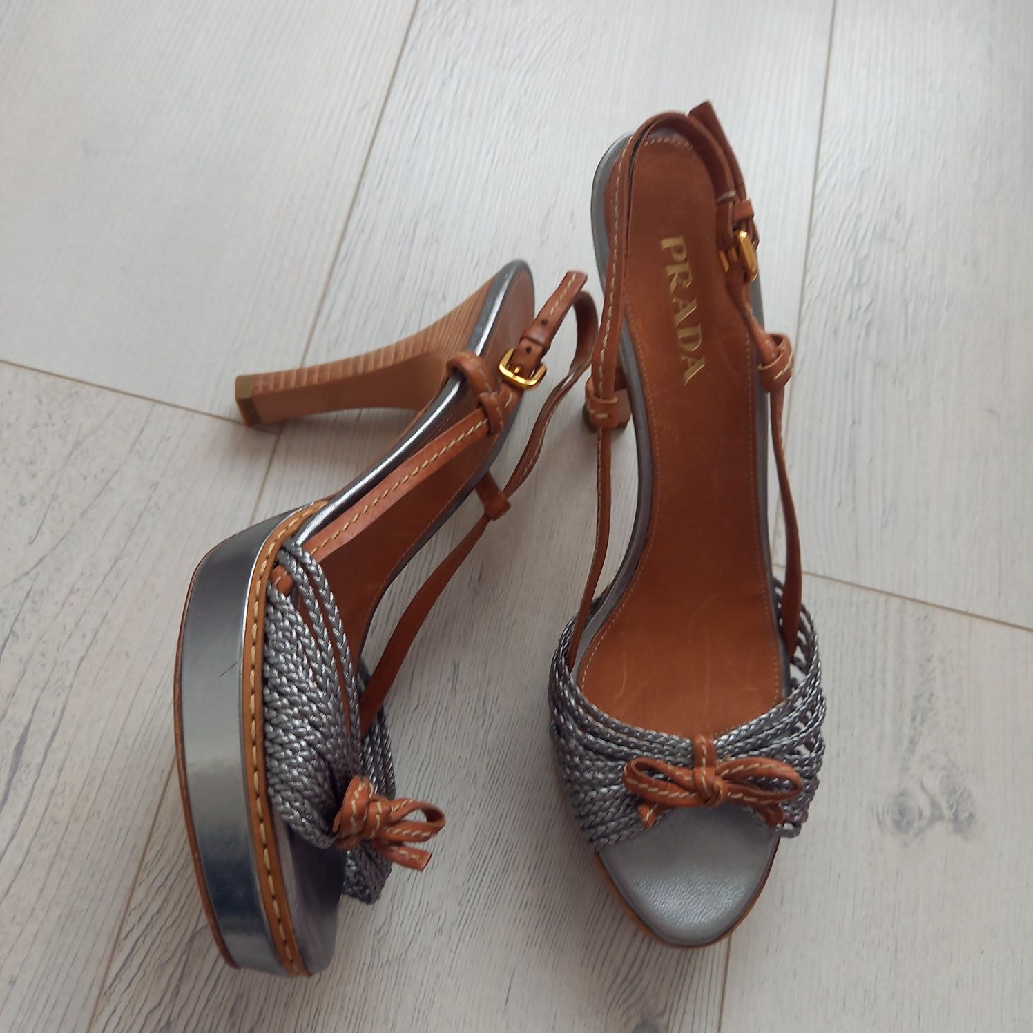 Skórzane buty na obcasie szare srebrne PRADA 39 szpilki paski sandały