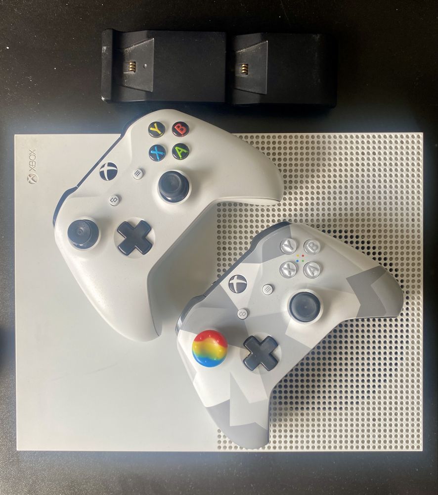 Xbox ONE S 1 tb + аккумуляторы для геймпадов + зарядка для них