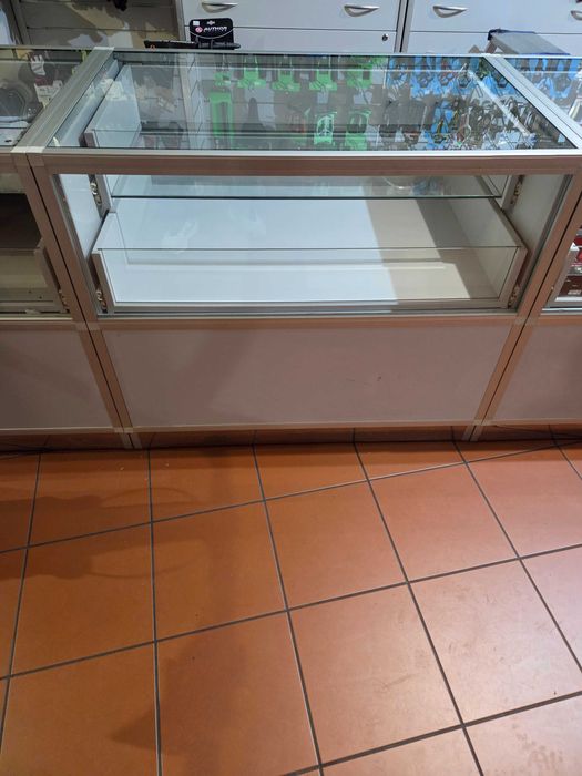 Lady sklepowe przeszklone z szufladami