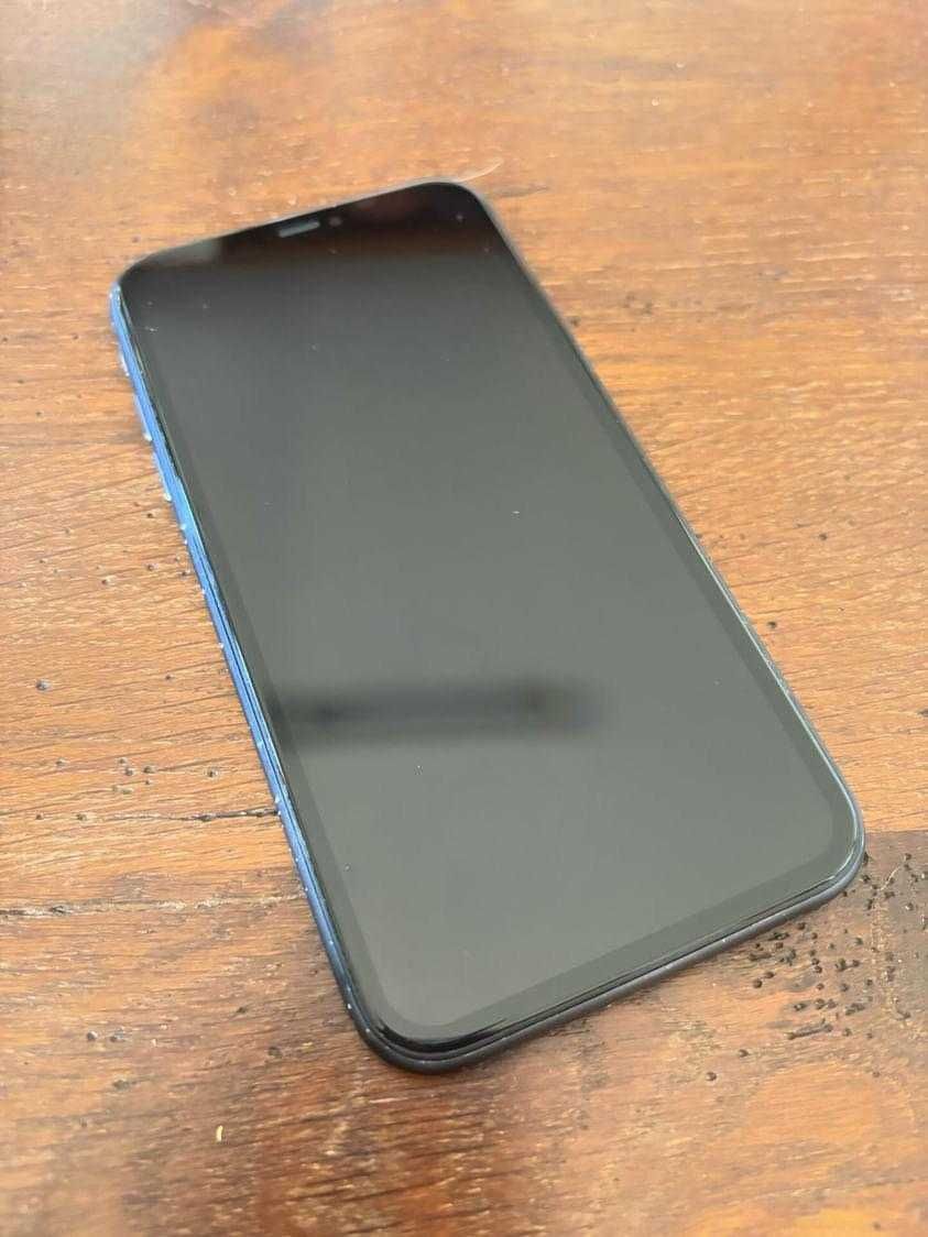 Vendo iPhone 11 usado com carregador e 2 capas