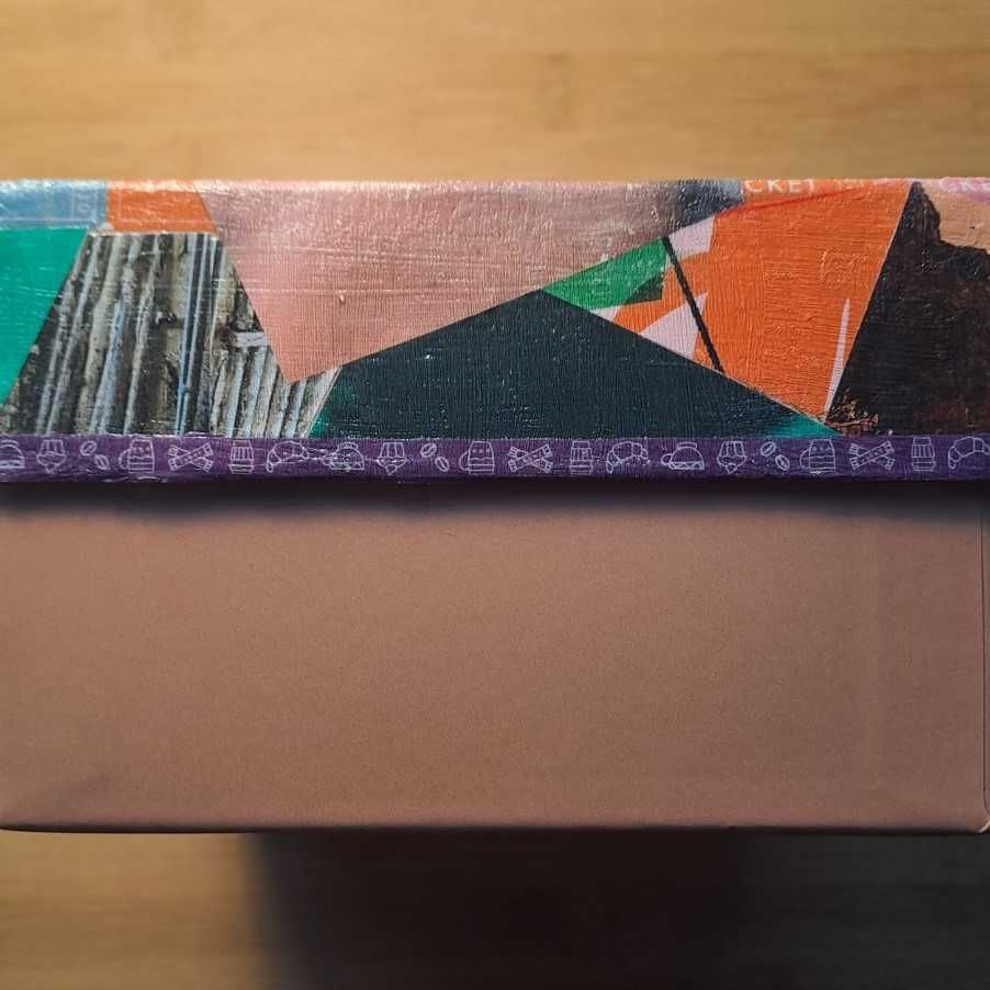 Autorski kolaż NR2 na pudełku prezentowym pokryty lakierem do dekupażu