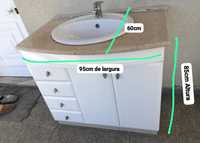 Armário de WC em madeira com lavatório, torneira e espelho