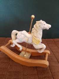 Porcelanowy koń na biegunach
