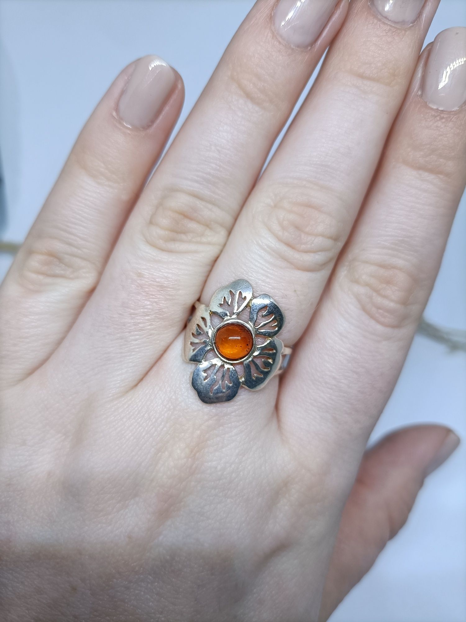 Piękny pierścionek kwiat z bursztynem ze srebra, srebro 925