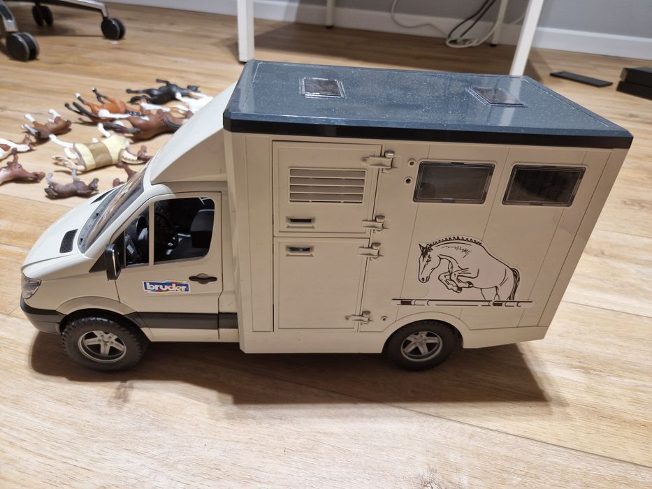 Zestaw koni Schleich plus samochód