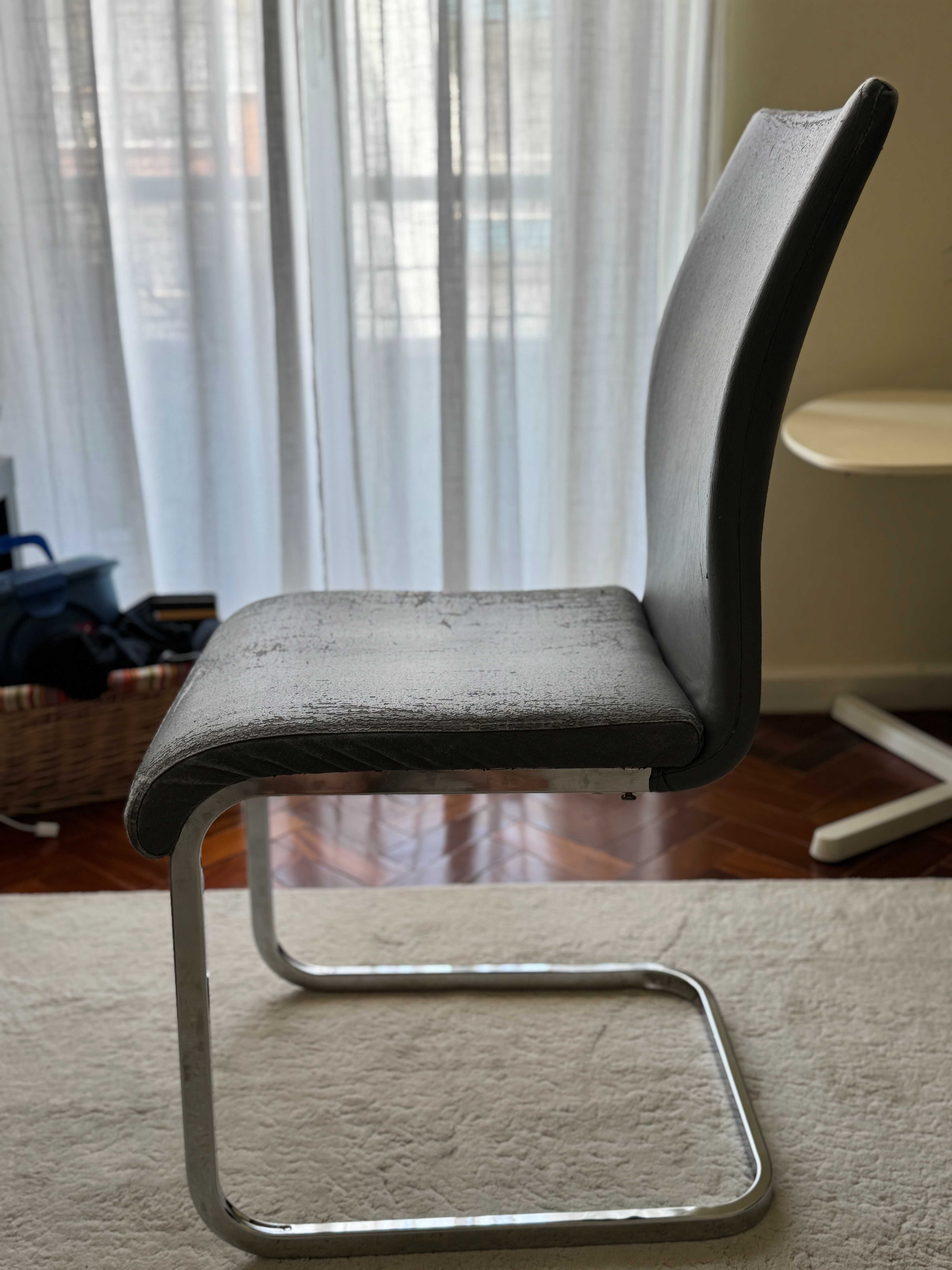 6 cadeiras de sala / refeição. Estrutura perfeita, mas cobertura gasta