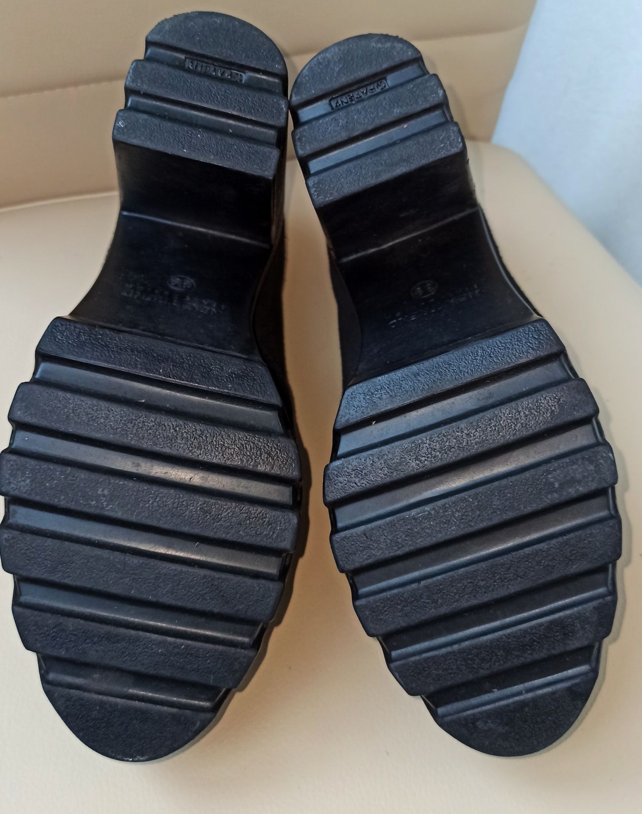 Жіночі замшеві черевики весняні, чорні ботильйони на платформі