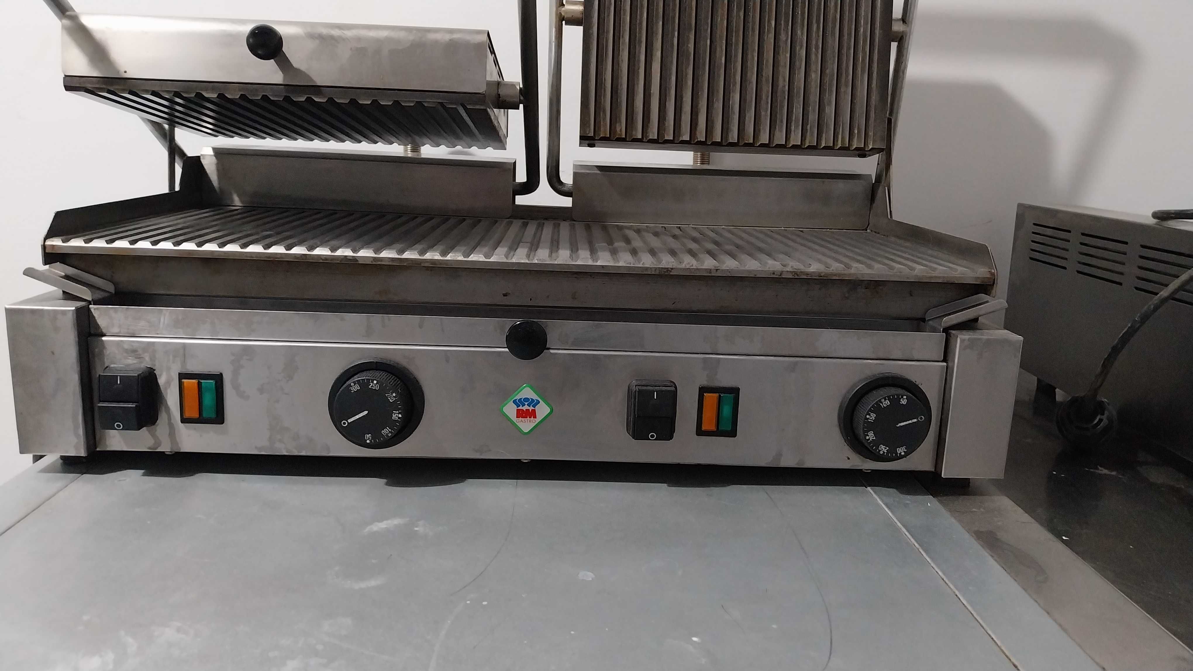 Grill kontaktowy ryflowany podwójny profesjonalny RM Gastro PD-2020R