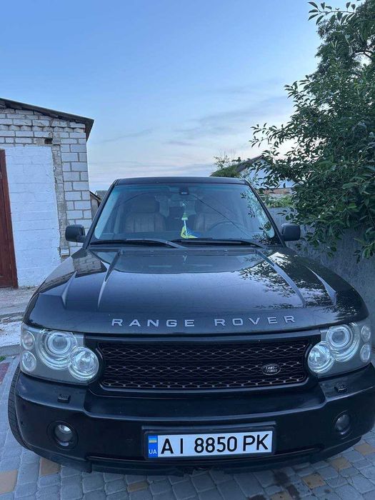 Рендж ровер на ходу розмитнений.