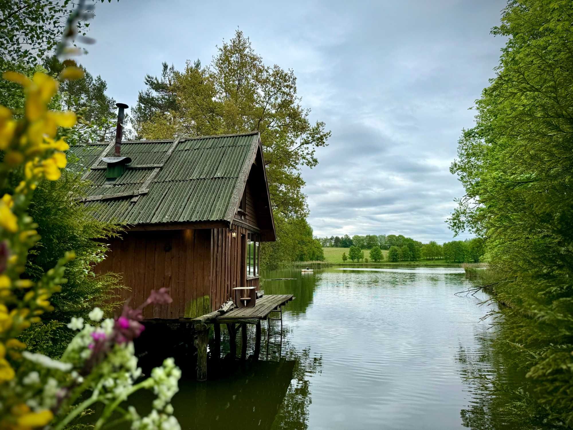 domek nad jeziorem w lesie, cisza, urlop. sauna, łowisko, grzyby,