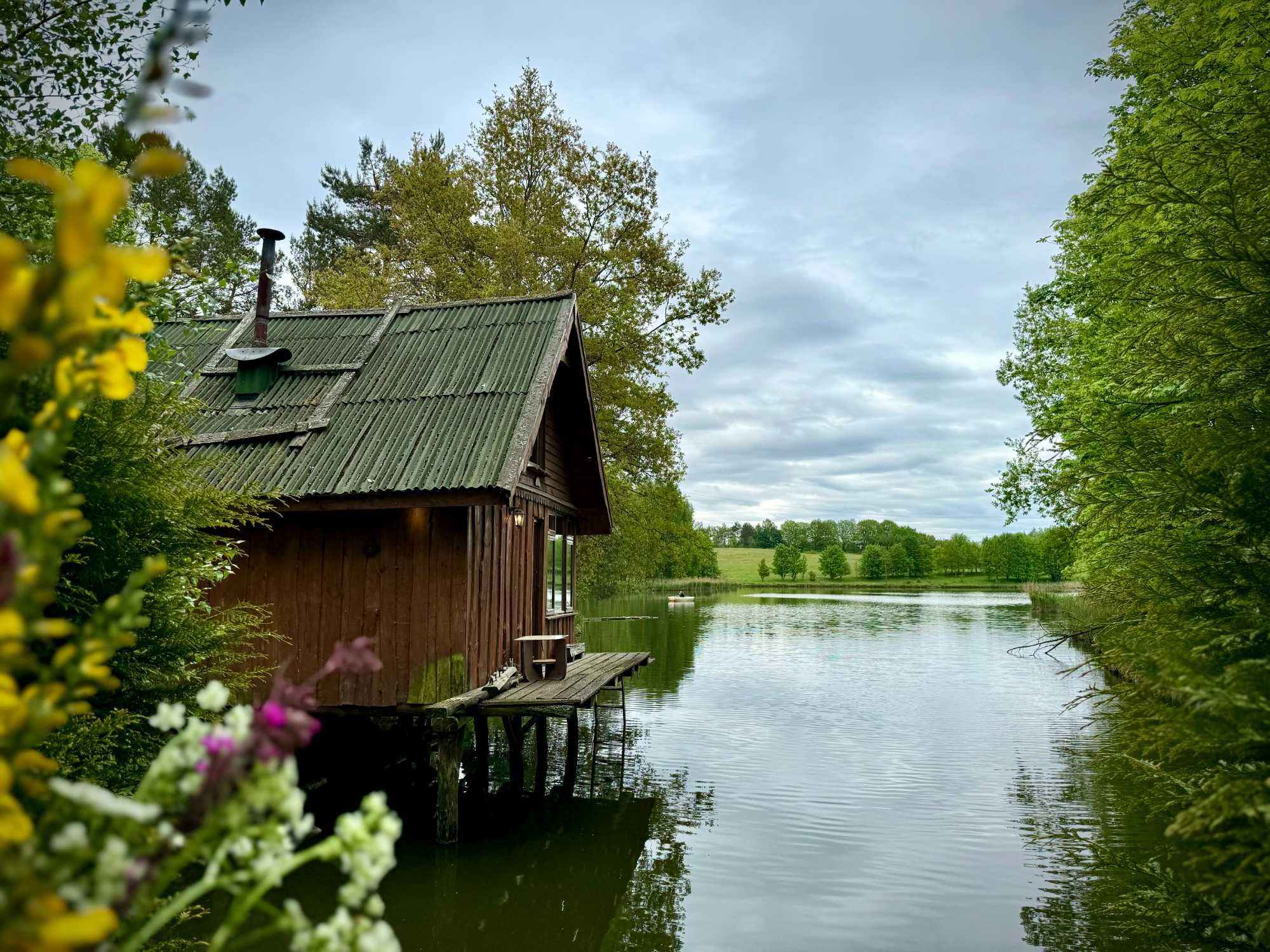 domek nad jeziorem w lesie, cisza, urlop. sauna, łowisko, wypoczynek,