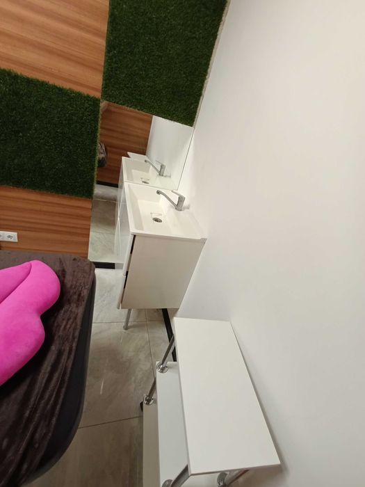 Є Світло в кабінеті 8 м2 кушетка вода в салоні краси Івасюка Оболонь