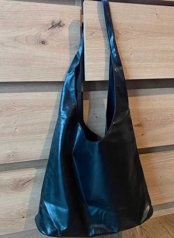 czarna torebka na ramie z kieszonką magnes pojemna lekka shopper hobo