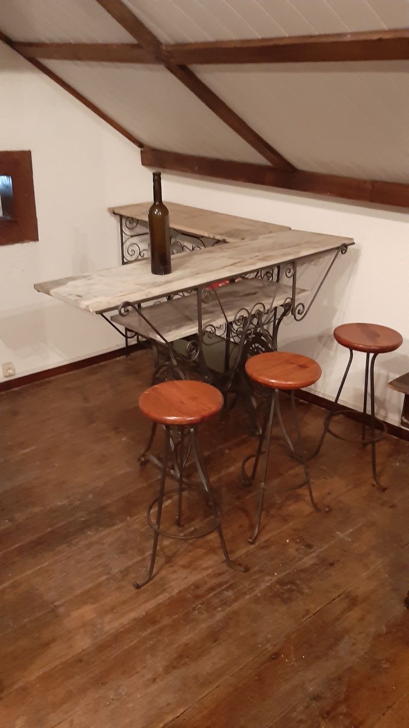 Balcão de bar com bancos