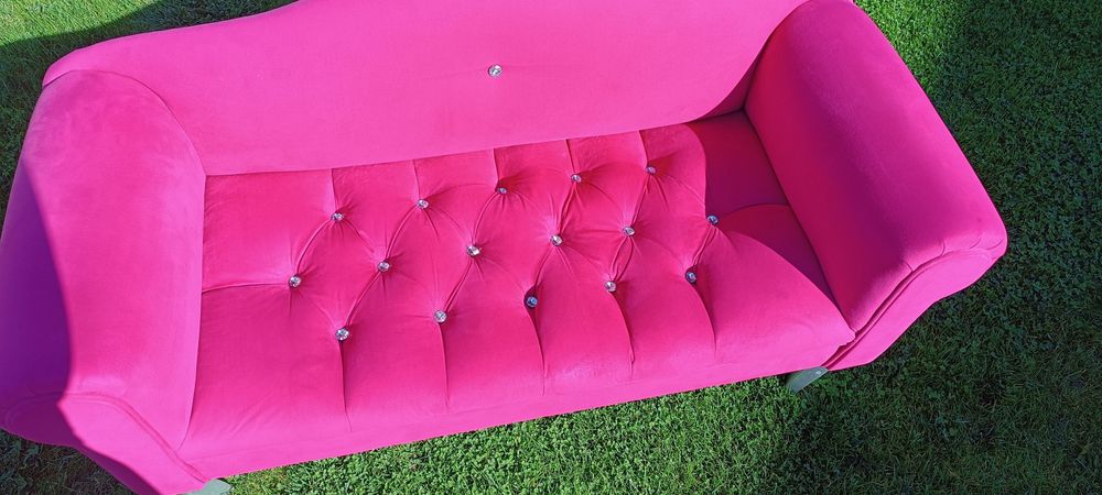 Piękna różowa sofa dla dziewczynki