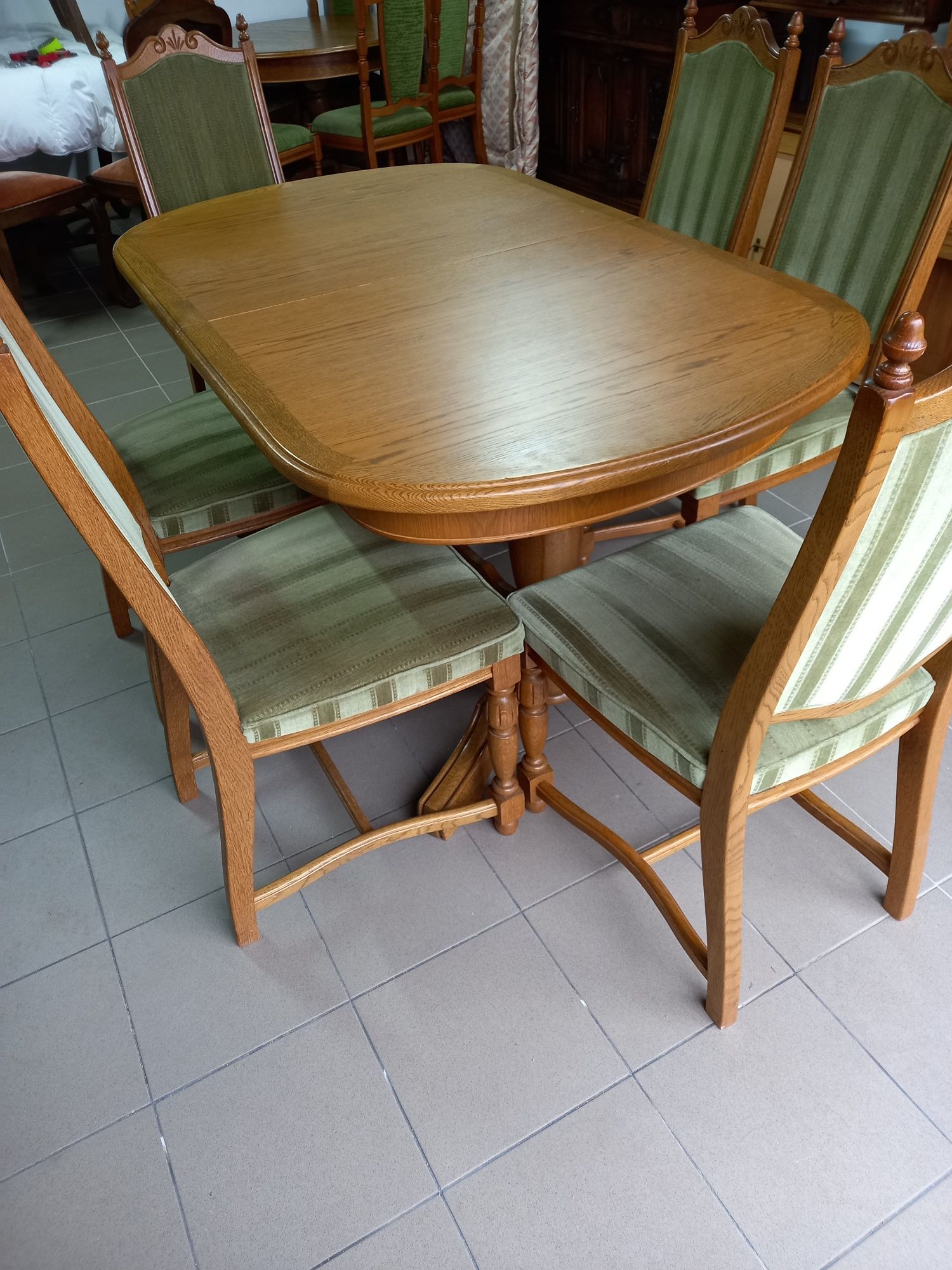 Stół dębowy rozkładany z krzesłami