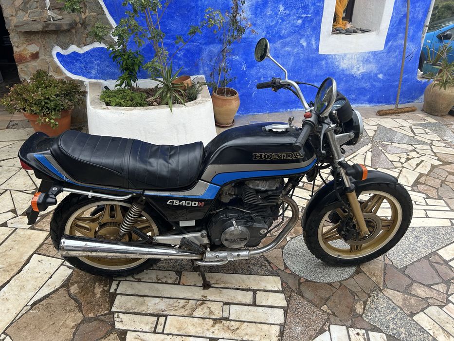 Honda CB400 N ano 1983 em bom estado.