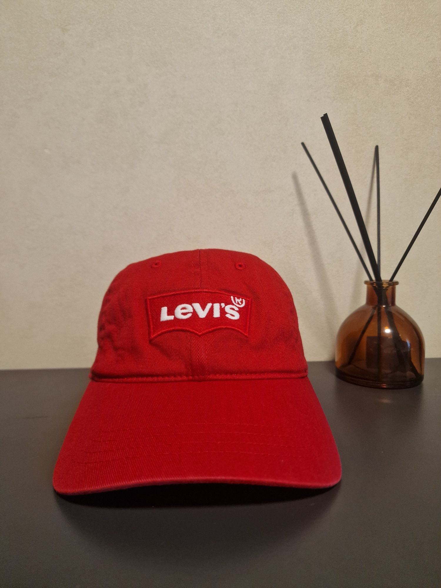 Стильна оригінальна червона  кепка Levi’s