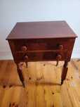 Mesinha de cabeceira antiga com duas gavetas (2-drawer nightstand)