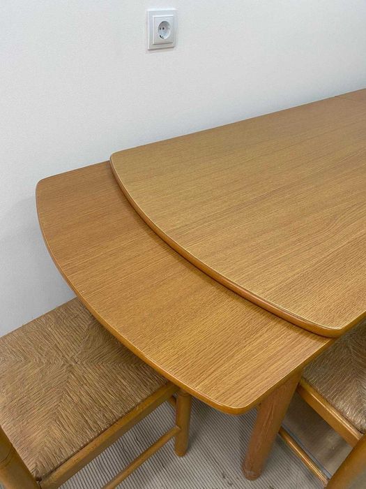 Mesa e 4 cadeiras em madeira de carvalho