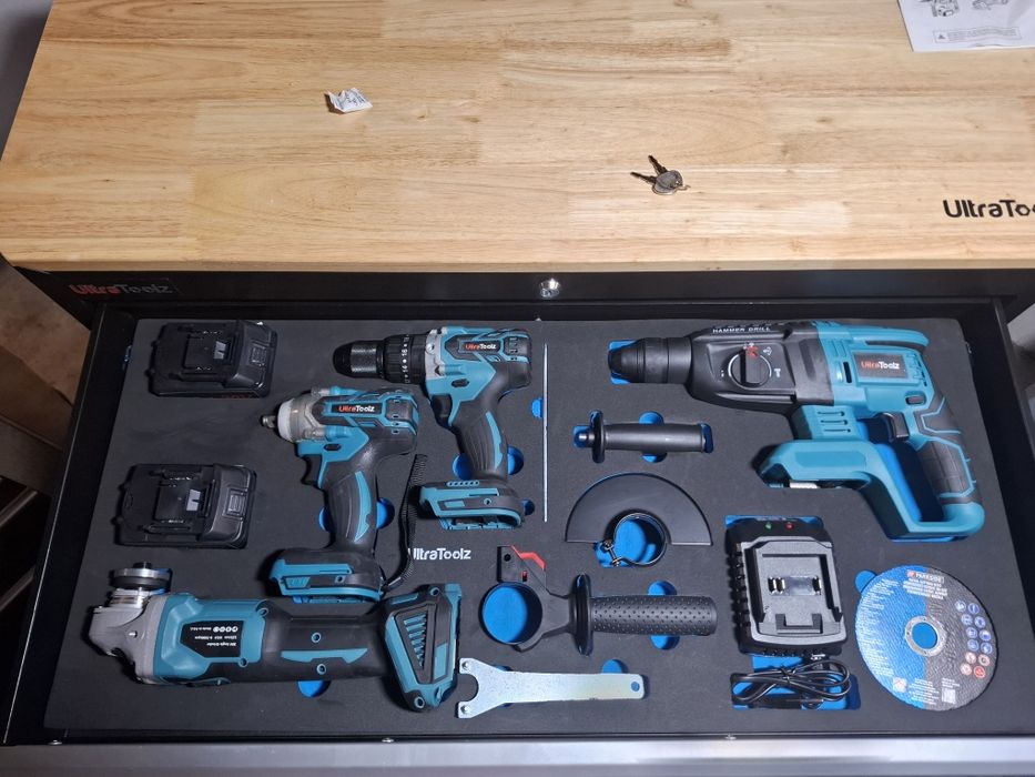 Szafka narzędziowa z elektronarzędziami