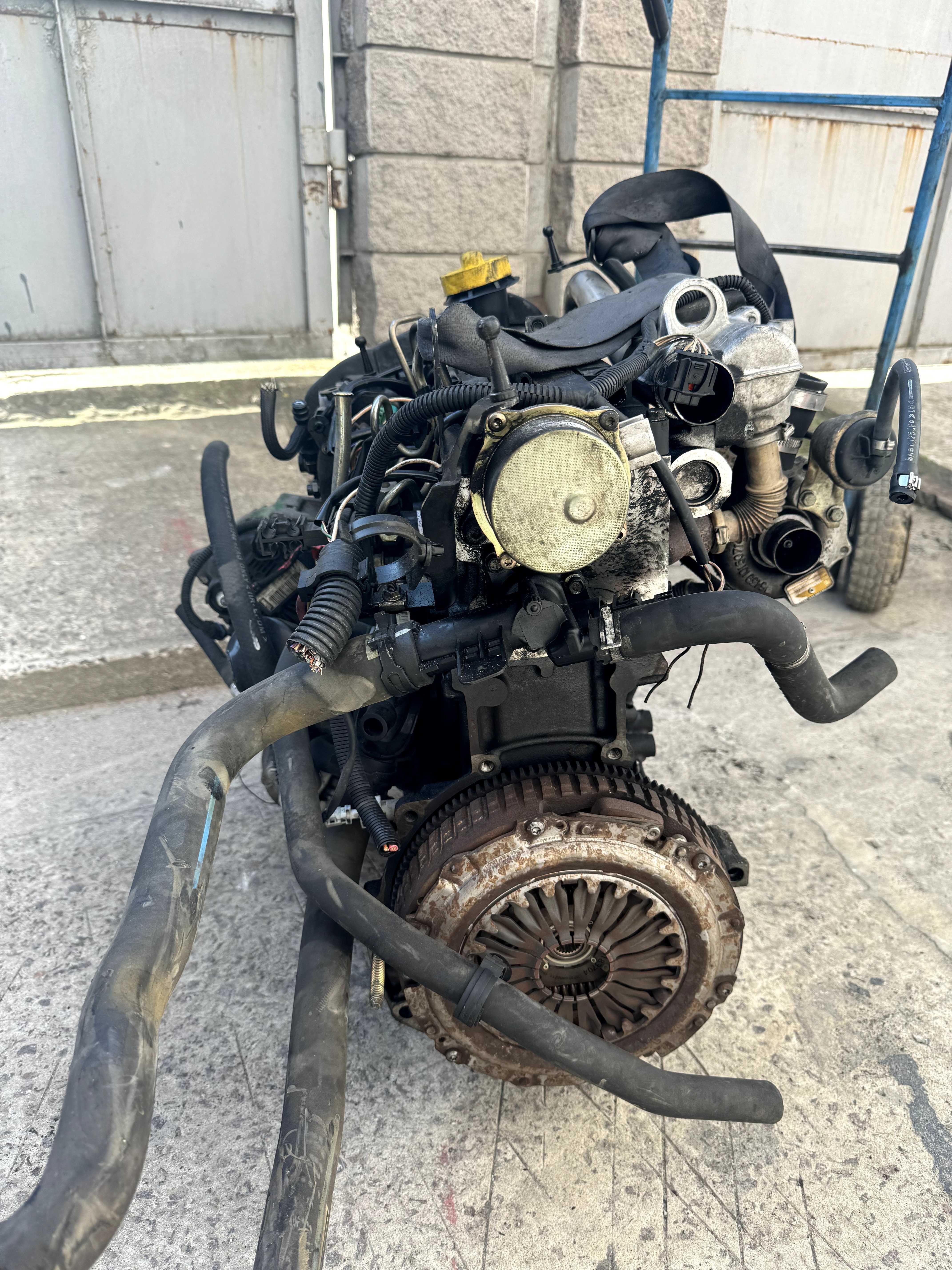 двигун мотор  Renault рено 1.5 DCI K9K Delphi Євро 3. стартер по заду.