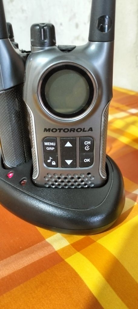 WALKIE TALKIE Conjunto de 2 com carregador.