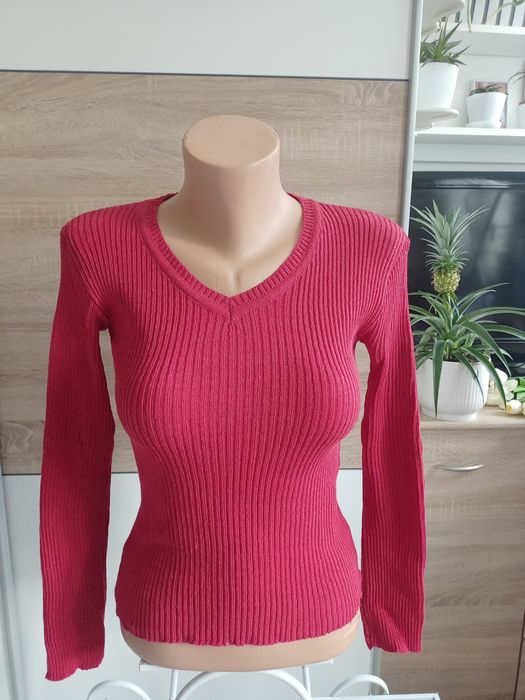 Czerwony sweter w serek