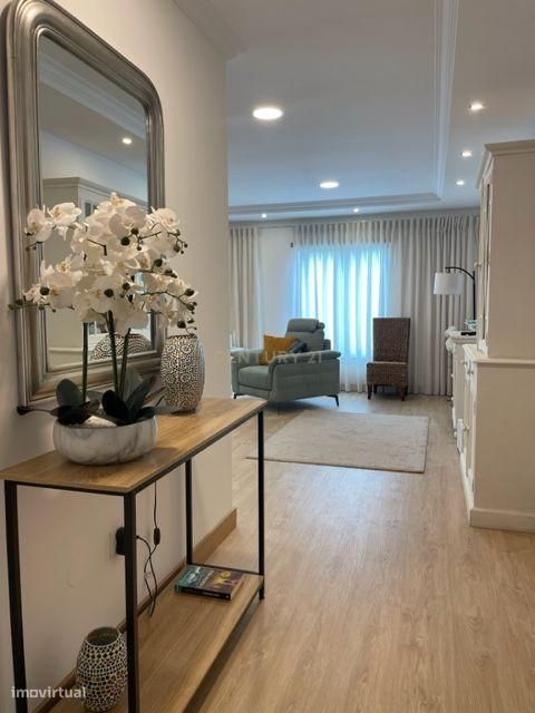 T3 Duplex Mobilado e com 2 Terraços