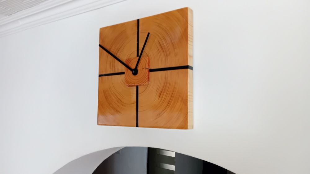 Nowoczesny zegar ścienny z naturalnego drewna
Kwadratowy zegar o minim
