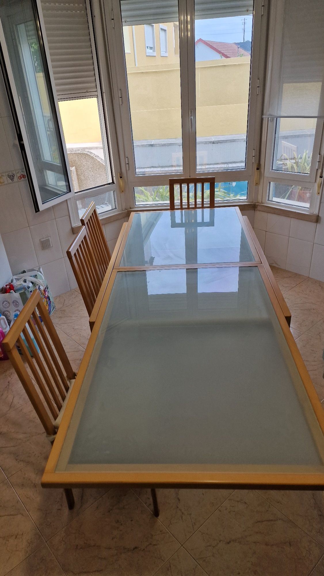 Mesa  e cadeiras em carvalho