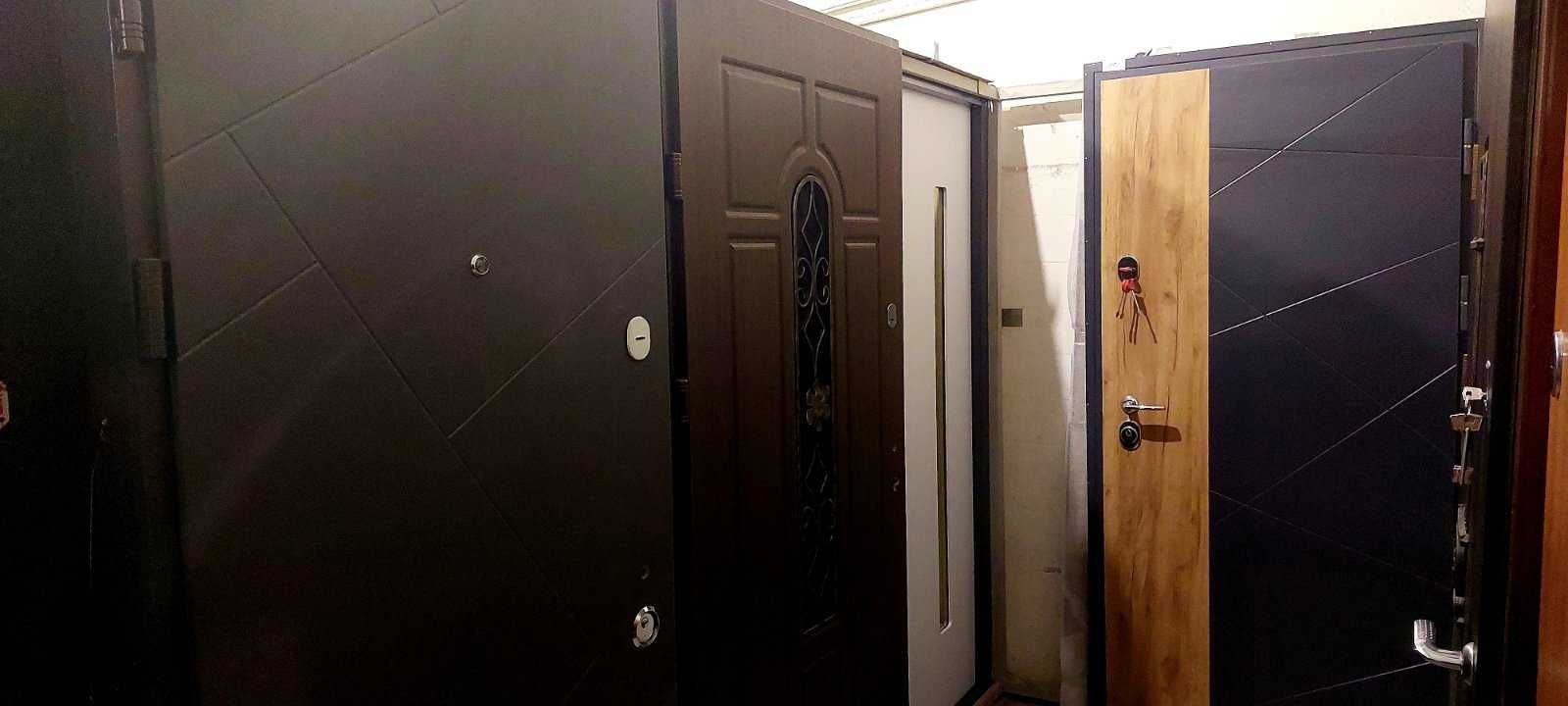 Вхідні металеві двері до квартири  приватного будинку котеджу технічні