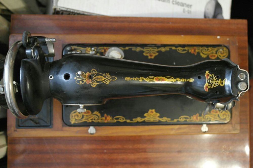 Швейная машинка машина советских времен СССР