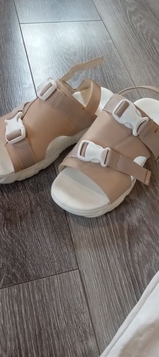 Босоніжки на масивній підошві