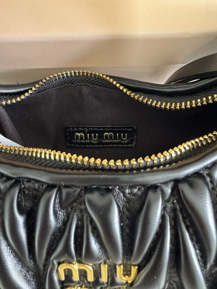 Mala preta da Miu Miu