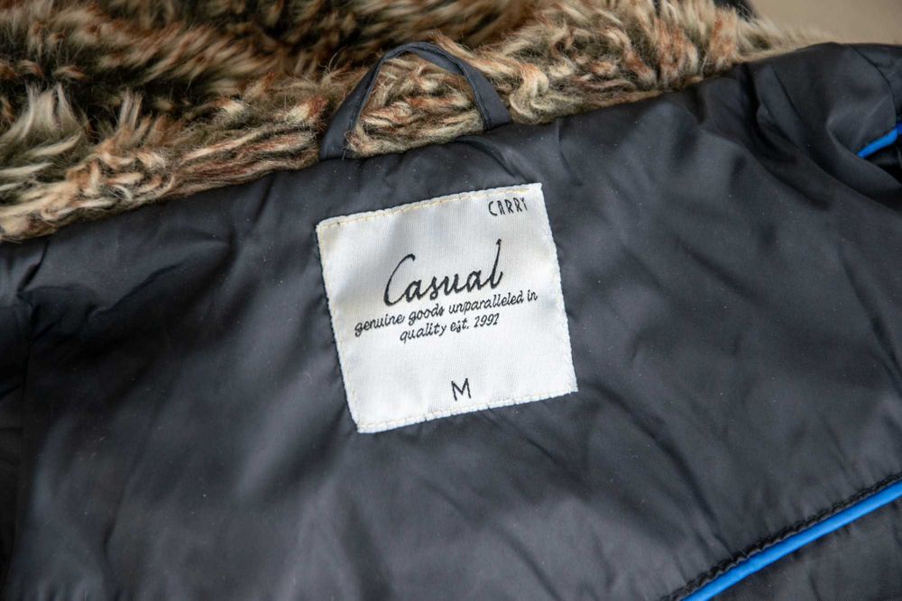 CARRY czarna damska długa kurtka zimowa z futerkiem- M/38